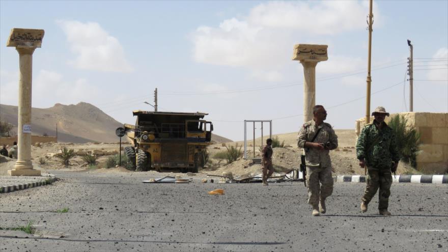 Fuerzas populares sirias patrullan en una calle de la histórica ciudad de Palmira después de su liberación de manos del grupo terrorista takfirí EIIL (Daesh, en árabe), 27 de marzo de 2016.