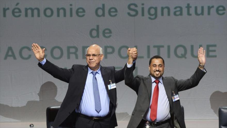 El máximo representante del Gobierno de Tobruk y el segundo vicepresidente del Gobierno de Salvación Nacional (GSN) de Trípoli, celebran el Acuerdo Político para Libia auspiciado por la ONU.