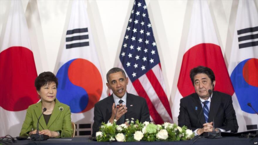 El presidente de EE.UU., Barack Obama (centro), el primer ministro de Japón, Shinzo Abe, y la presidenta de Corea del Sur, Park Geun-Hye.