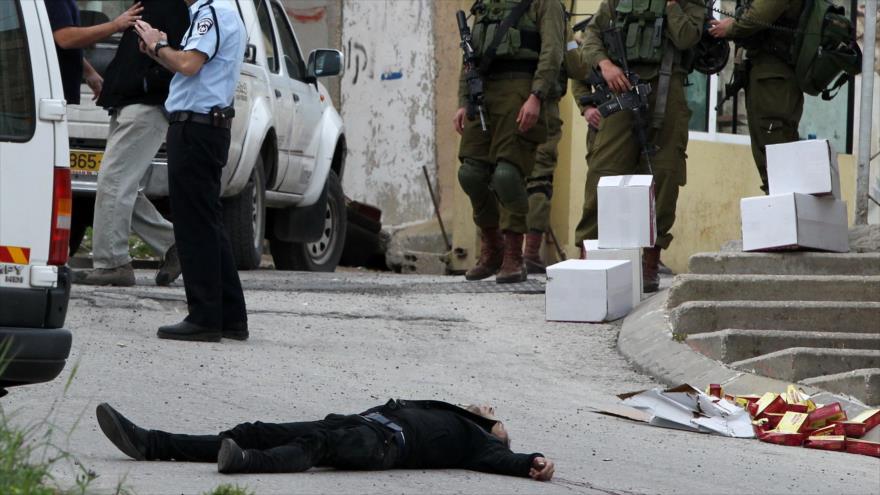 Cuerpo sin vida de un joven palestino abatido a tiros por solados israelíes en la localidad cisjordana de Al-Jalil.