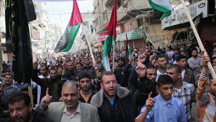 Palestinos en la bloqueada Franja de Gaza marchan en apoyo a la III Intifada palestina, 11 de marzo de 2016.