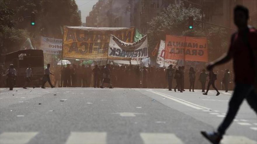 Sindicatos marchan en Buenos Aires, capital argentina, contra los últimos despidos masivos de trabajadores del Estado, 29 de marzo de 2016 