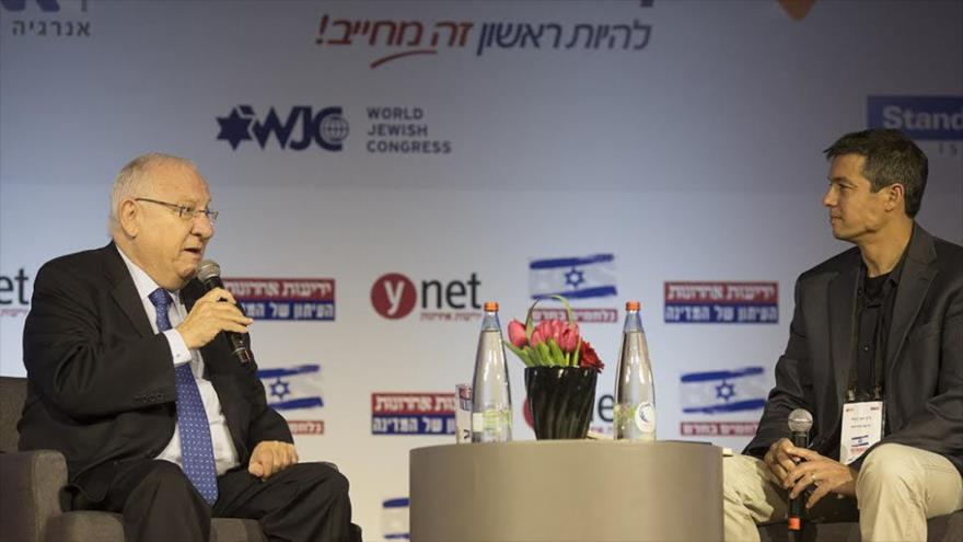 El president israelí, Reuven Rivlin (izda.), ofrece un discurso durante la conferencia denominada ‘Stop BDS’, celebrada en Al-Quds, 28 de marzo de 2016.