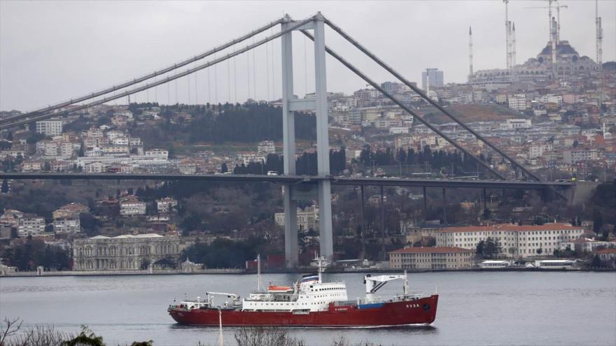 La nave de transporte de la Armada rusa Yauza navega por el Bósforo en su camino hacia el mar Mediterráneo.