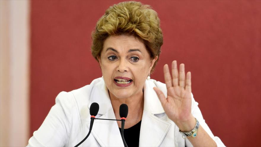 Presidenta de Brasil, Dilma Rousseff, pronuncia un discurso durante un acto público en el Palacio presidencial de Planalto, en Brasilia (capital), 30 de marzo de 2016.