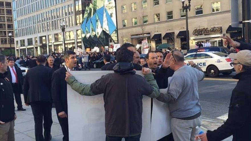 El equipo de seguridad del presidente turco, Recep Tayyip Erdogan, se enfrentan a una protesta en Washington, capital de EE.UU. 30 de marzo de 2016