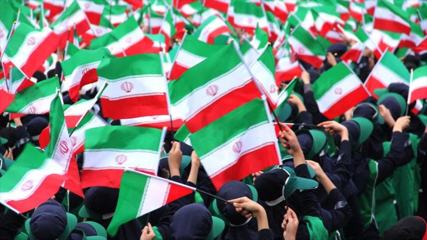 El primero de abril de 1979 (12 de farvardin de 1358 en el calendario persa), más del 98,2 % de los iraníes votó a favor del establecimiento de la República Islámica.