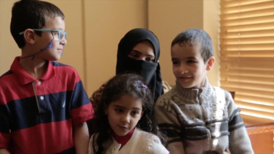 La exesposa del dirigente del grupo terrorista EIIL (Daesh, en árabe), Abu Bakr al-Bagdadi, con sus hijos.