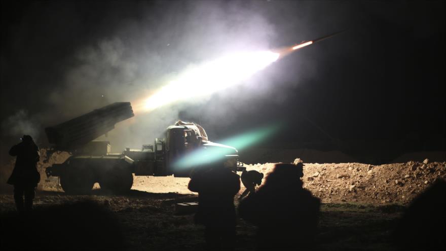 Artillería de las fuerzas sirias abre fuego contra las posiciones del grupo terrorista Daesh.