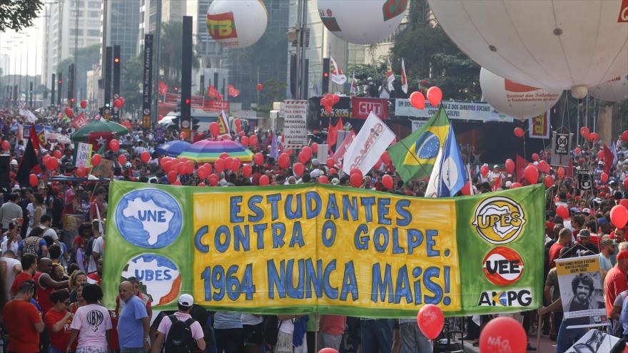 Miles de personas salen a la calle en 25 estados de Brasil para apoyar a Rousseff