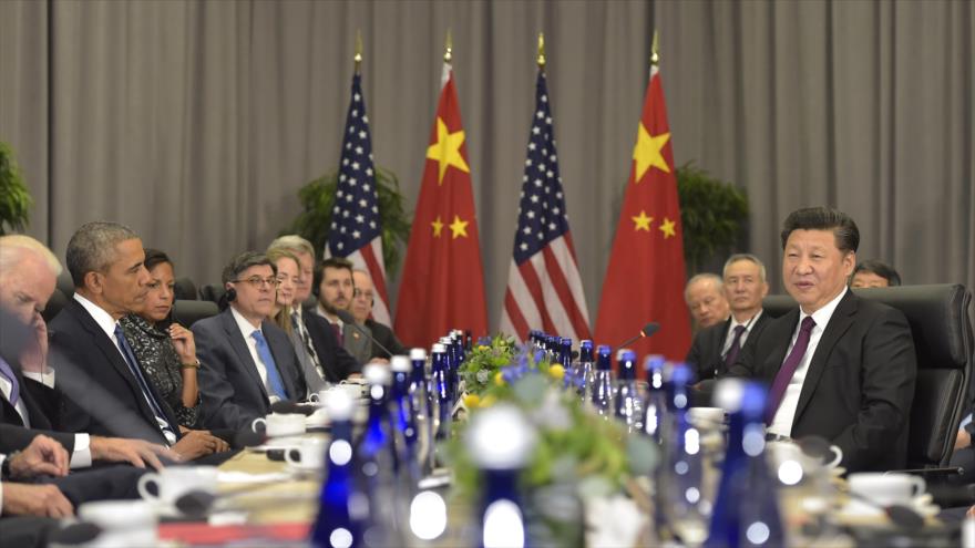 El presidente de EE.UU., Barack Obama (izda.) y su par chino, Xi Jinping (dcha.) participan en una reunión en el marco de la Cumbre de Seguridad Nuclear en el Centro de Convenciones Walter E, en Washington, 31 de marzo de 2016.