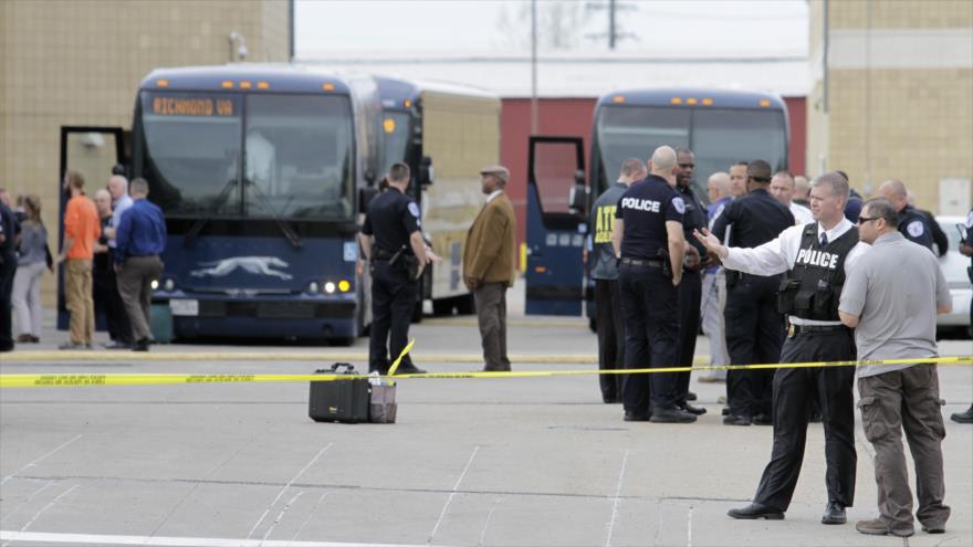 La policía investiga la escena tras tiroteos ocurridos en una estación de autobuses en Richmond (Virginia), en la costa este de EE. UU., 31 de marzo de 2016.