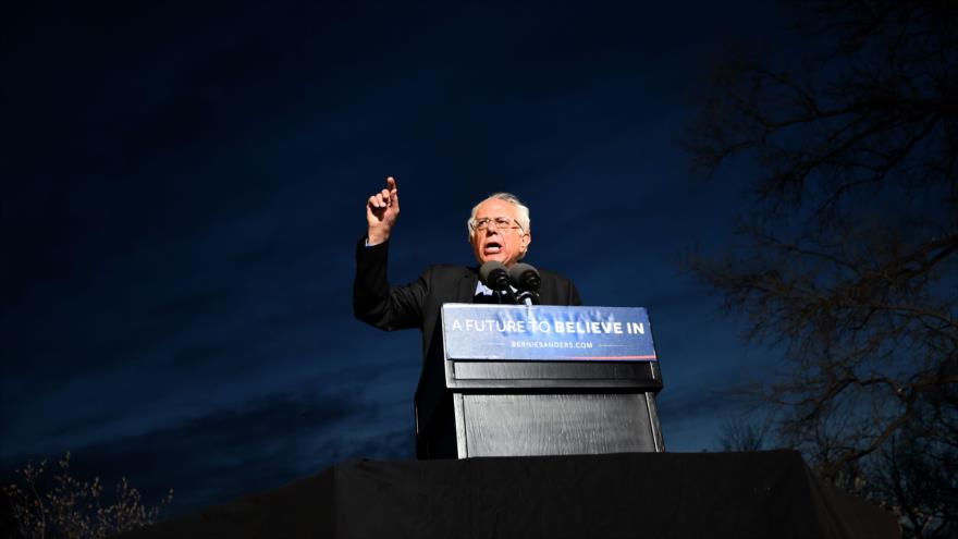 El precandidato demócrata a la Presidencia de EE.UU., Bernie Sanders, ofrece un discurso durante un acto de campaña en el Parque Santa María, en Bronx (Nueva York), 31 de marzo de 2016.