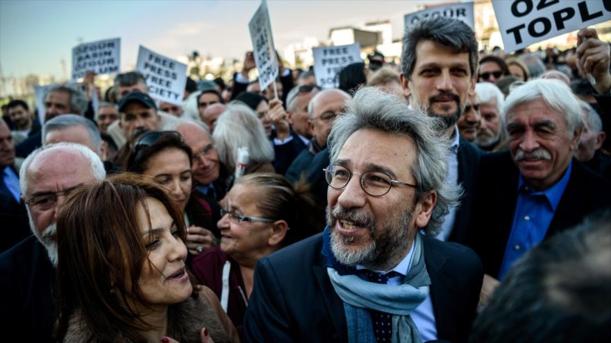 Can Dundar, el editor en jefe del periódico opositor turco Cumhuriyet llega a la corte de Estambul para su juicio, 1 de abril de 2016.