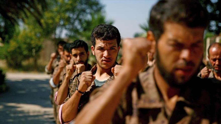 Elementos armados en Siria participan en ejercicios militares en un lugar no especificado.