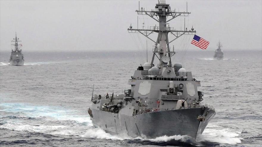 El destructor USS Curtis Wilbur, de la Armada de EE.UU. navega en el océano Pacífico.