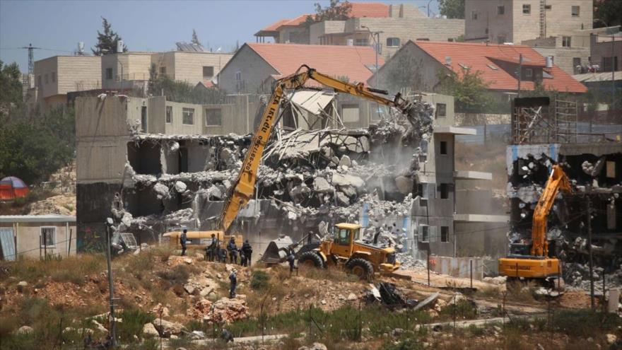 Los israelíes están demoliendo una vivienda palestina en Cisjordania.
