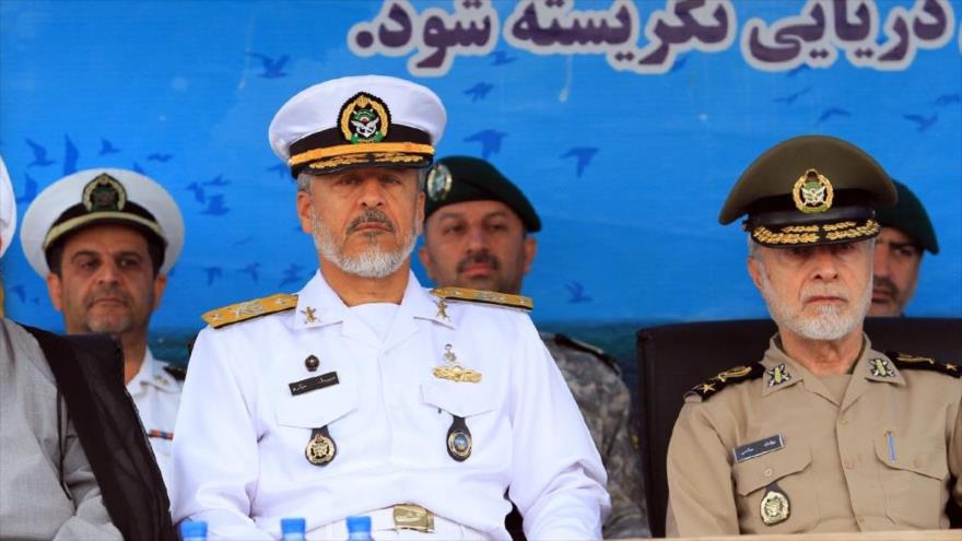 El comandante de la Fuerza Naval del Ejército iraní, el contralmirante Habibolá Sayari (izda.), junto con el comandante en jefe del Ejército de la República Islámica de Irán, el general de división Ataolá Salehi, durante un acto oficial celebrado en la ciudad de Bandar Abbas, capital de la sureña provincia de Hormozgan, 1 de abril de 2016.