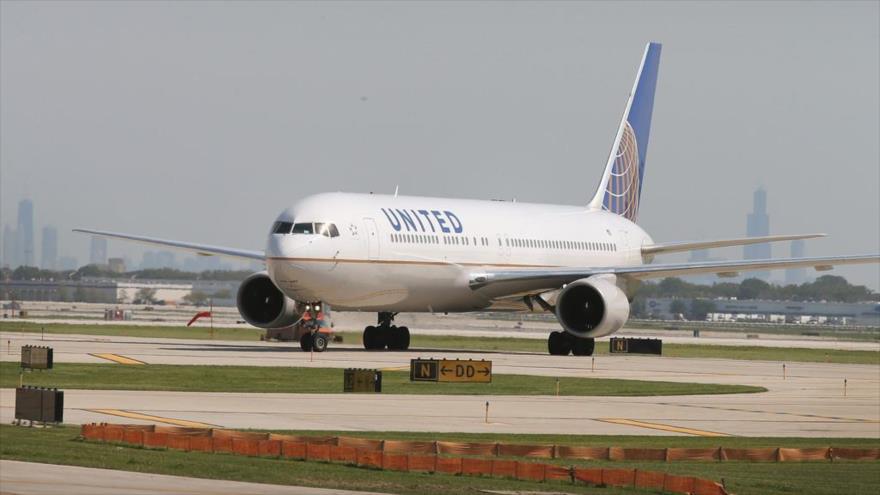 Un avión de United Airlines despega del aeropuerto internacional O Hare de Chicago, EE.UU.