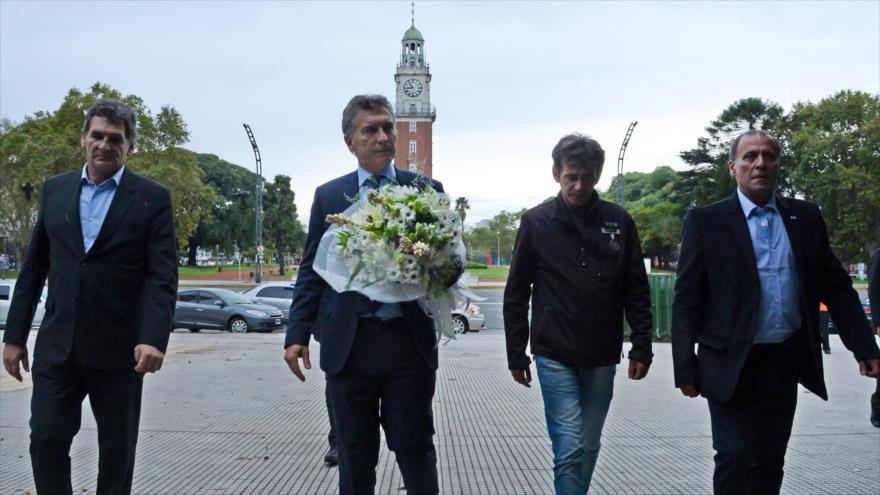 El presidente de Argentina, Mauricio Macri (2º desde izquierda), y los veteranos de la guerra de Malvinas rinden homenaje a los exsoldados, durante el 34 aniversario de dicho conflicto, 2 de abril de 2016.