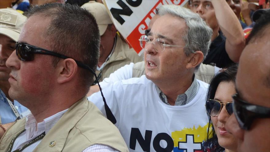 El expresidente de Colombia Álvaro Uribe Vélez participa en una protesta antigubernamental en Medellín (noroeste), 2 de abril de 2016.