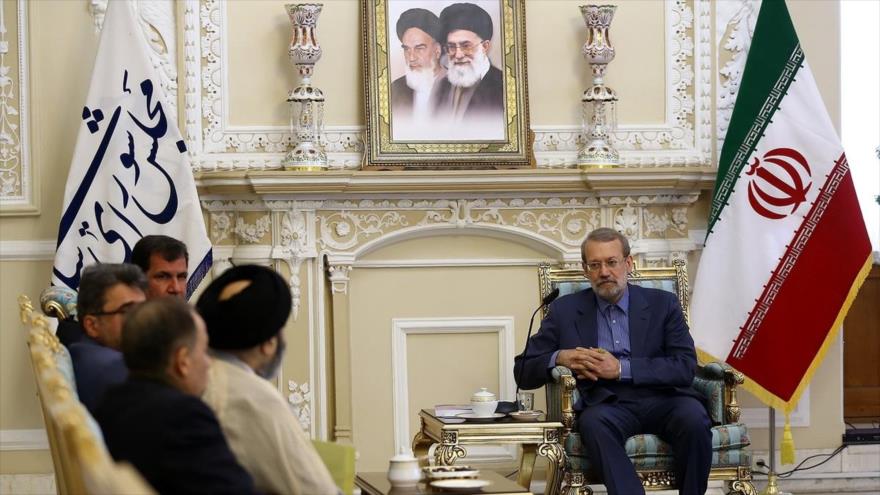El presidente del Parlamento iraní, Ali Lariyani, durante una reunión con las autoridades persas en Teherán, 2 de abril de 2016.