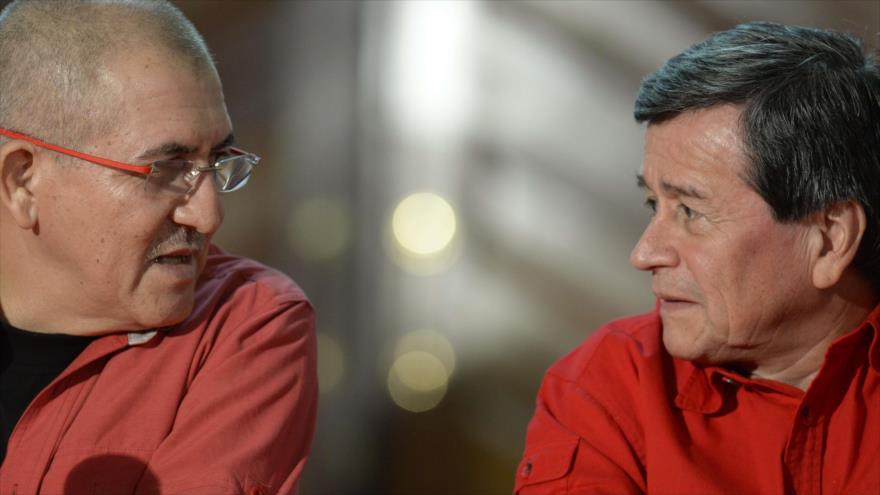 Dos líderes del ELN colombiano Antonio García (izda.) y Pablo Beltrán ofrecen una rueda de prensa en Venezuela tras acordar el inicio de negociaciones de paz con el Gobierno, 30 de marzo de 2016.