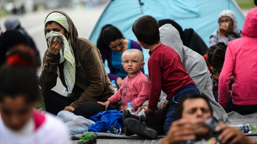 Refugiados sirios esperan entrar a Macedonia desde la frontera con Grecia.