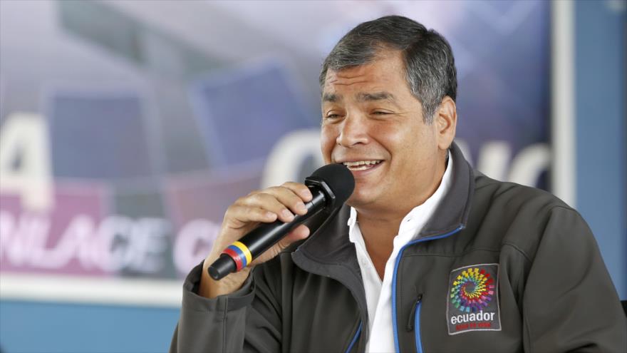 El presidente de Ecuador, Rafael Correa, rinde su informe a la ciudadanía, durante su programa televisivo semanal, Enlace Ciudadano No. 469, 2 de abril de 2016.