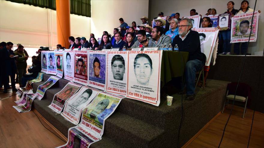 Familiares de los 43 estudiantes mexicanos desaparecidos y los miembros del Equipo Argentino de Antropología Forense (EAAF) dan una rueda de prensa en la capitalina Ciudad de México, 9 de febrero de 2016.