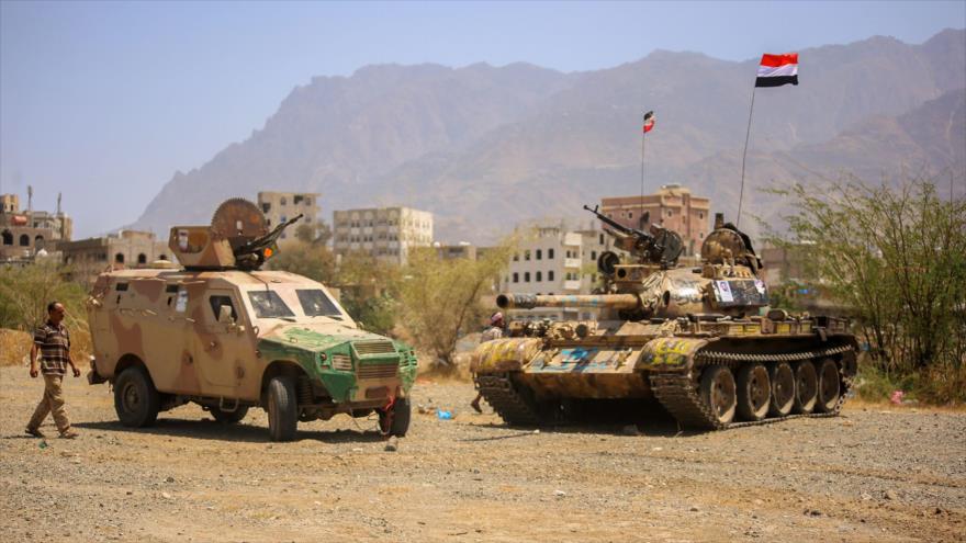Vehículos blindados del Ejército yemení en la provincia suroccidental de Taiz, 12 de marzo de 2016.