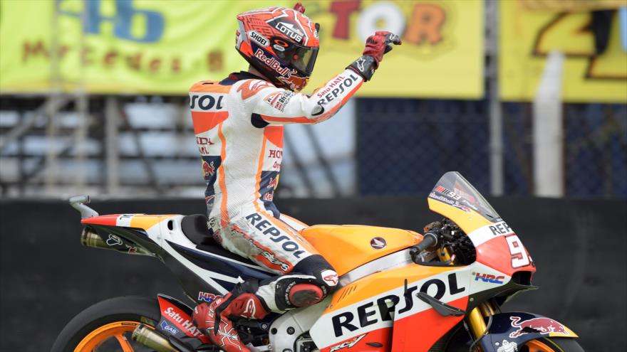 El español Marc Márquez (Honda) celebra su victoria tras ganar el Gran Premio de Argentina de MotoGP. 3 de abril de 2016.
