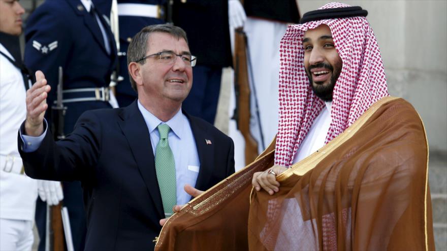 El secretario de Defensa de EEUU, Ashton Carter (izda.), recibe al príncipe heredero saudí, Mohamad bin Salman.