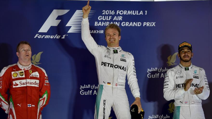 El piloto alemán Nico Rosberg (centro) celebra su triunfo tras ganar el Gran Premio de Formula1, disputado en Baréin, 3 de abril de 2016.