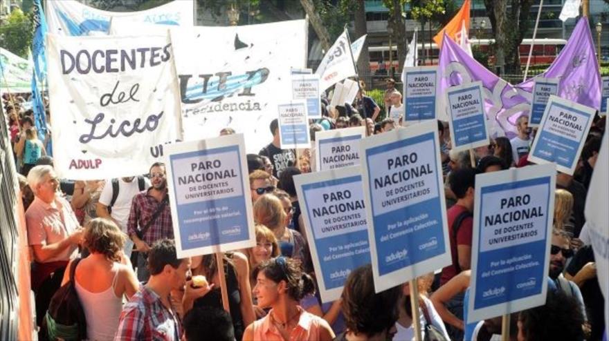 Docentes universitarios de Argentina se manifiestan frente al Ministerio de Educación de la Nación, en repudio por las medidas del Gobierno de Mauricio Macri, 30 de marzo de 2016.