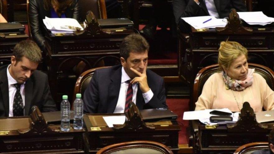 La representante del Frente Renovador en la Cámara de Diputados de Argentina, Graciela Camaño (dcha.), junto con otros parlamentarios del bloqueo centralista.
