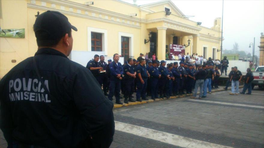 Detenidos policías municipales del municipio de Papantla, al norte del estado de Veracruz, situado en el sureste de México, en la investigación por la desaparición de 3 jóvenes, 28 de marzo de 2016.