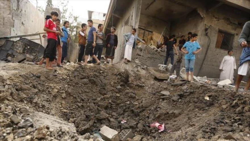 Ciudadanos yemeníes revisan una casa bombardeada por Arabia Saudí en Saná (capital).