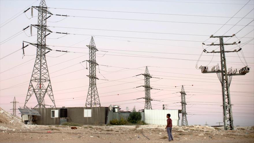 Líneas de transmisión de energía eléctrica en un poblado cerca de la ciudad cisjordana de Nablus.