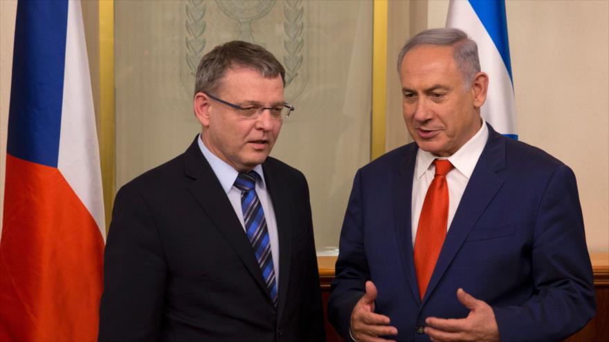 El primer ministro del régimen de Israel, Benyamin Netanyahu (dcha.), durante una reunión con el ministro checo de Exteriores, Lubomir Zaoralek, 4 de abril de 2016.