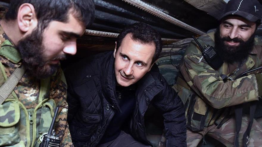 Presidente de Siria, Bashar al-Asad (centro), visita a militares de su Ejército.