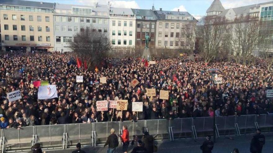 La masiva concentración de los islandeses en Reikiavik (capital de Islandia) para exigir la renuncia del primer ministro Sigmundur Gunnlaugsson, el 4 de abril de 2016.