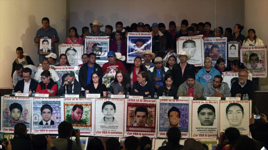 Familiares de los 43 estudiantes mexicanos desaparecidos y los miembros del Equipo Argentino de Antropología Forense (EAAF) dan una rueda de prensa en la capitalina Ciudad de México, 9 de febrero de 2016.