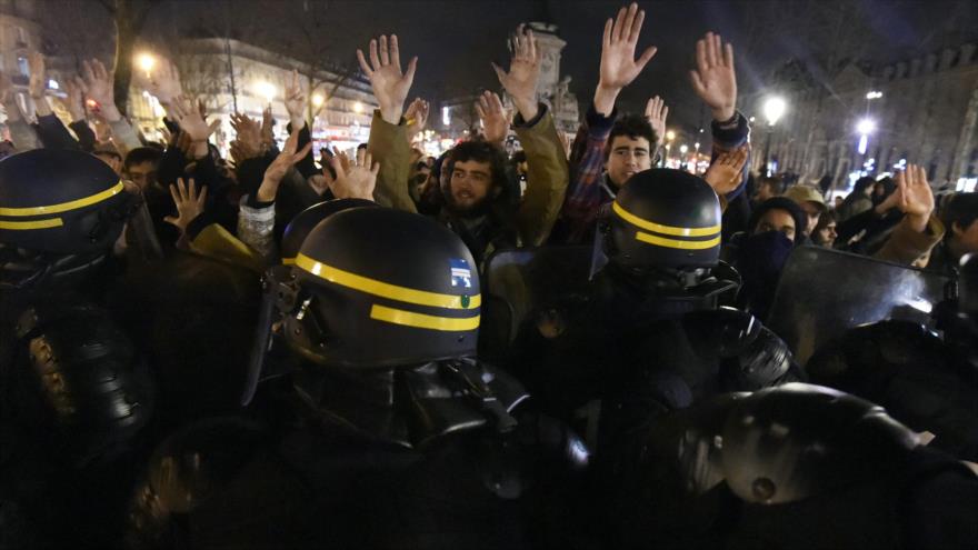 Agentes de la Policía de Francia tratan de dispersar a los manifestantes reunidos en la Plaza de la República en París, 3 de abril de 2016.