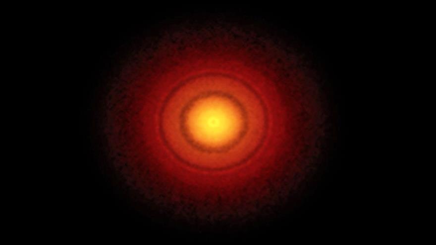 Imagen captada por telescopio ALMA (en Chile) muestra una estrella rodeada por un disco de polvo y gas donde podrían formarse nuevos planetas.