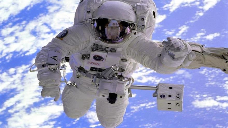 Un astronauta de la NASA a bordo de la Estación Espacial Internacional (EEI).