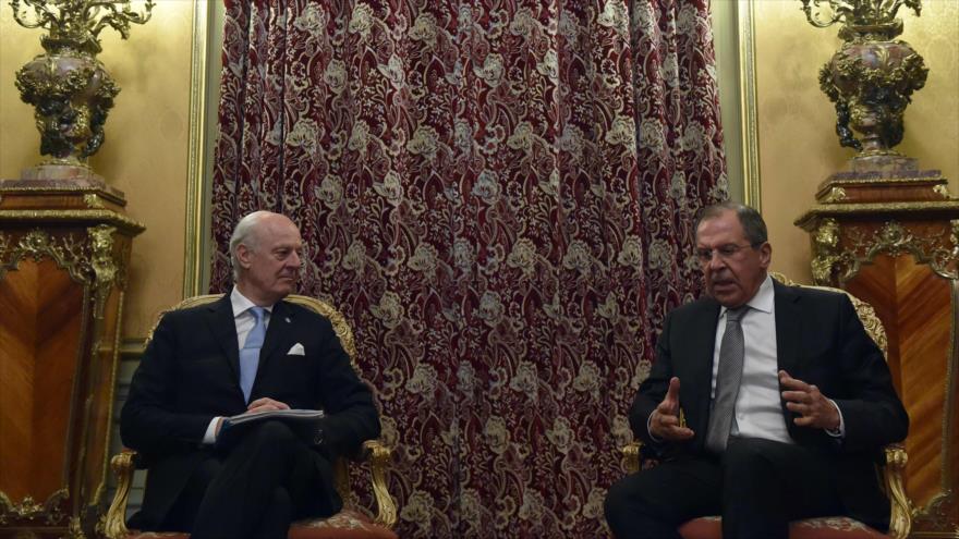 El ministro de Asuntos Exteriores de Rusia, Serguei Lavrov (dcha.), recibe al enviado especial de la Organización de las Naciones Unidas (ONU), Staffan De Mistura, en la capitalina ciudad de Moscú, 5 de abril de 2016.