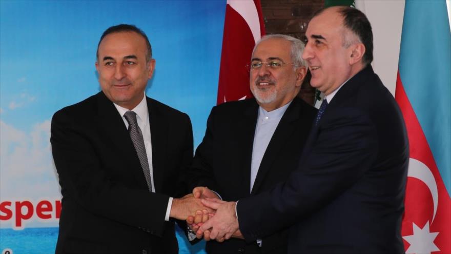 De izquierda a derecha: los cancilleres de Turquía, Irán y Azerbaiyán, Mevlut Cavusoglu, Mohamad Yavad Zarif, y Elmar Mammadyarov, respectivamente, reunidos en la ciudad iraní de Ramsar, en la provincia norteña de Mazandaran, 5 de abril de 2016.