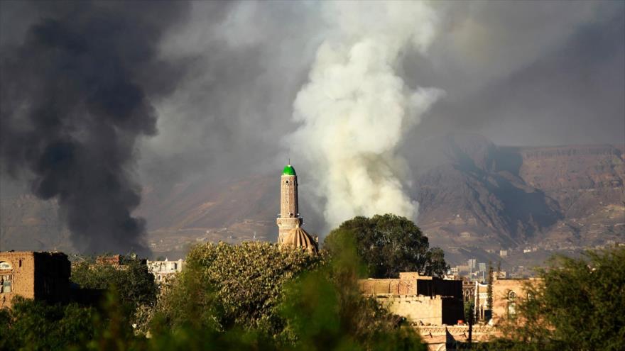 Columna de humo causada por un ataque aéreo saudí contra la capital yemení, Saná.