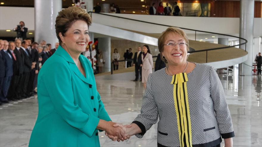 Presidenta de Chile, Michelle Bachelet (drcha.) y su homóloga brasileña, Dilma Rousseff.